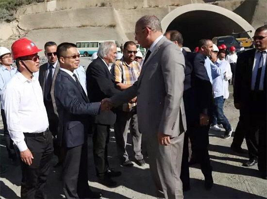 阿尔及利亚公共工程及交通部部长阿卜杜勒卡尼·扎兰（Abdelghani Zaalane）和中建阿尔及利亚公司总经理周圣握手