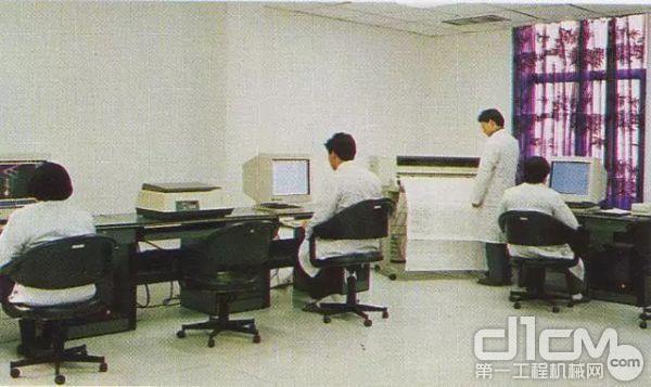建机院科研人员正在SGI计算机工作站上进行设计与研究