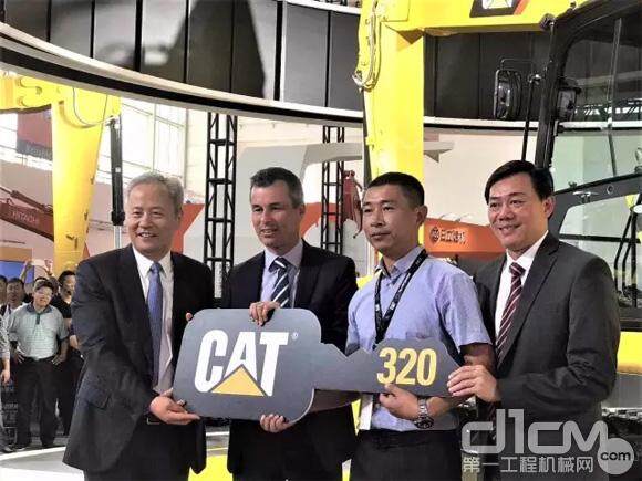 新一代Cat®320液压挖掘机的中国区第一位客户亮相啦，快来为他祝贺！