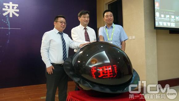 迈迈创始人姜博文（左）、工程机械工业协会秘书长苏子孟（中）、中联重科集团高级副总裁陈晓非（右）共同宣布“迈迈管家”正式上线