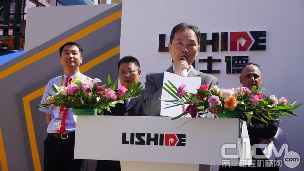 中国工程机械工业协会副秘书长王金星先生发表致辞