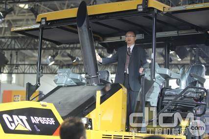 卡特彼勒全球基础建设部路面产品中国区销售总监刘捷介绍Cat AP655F L