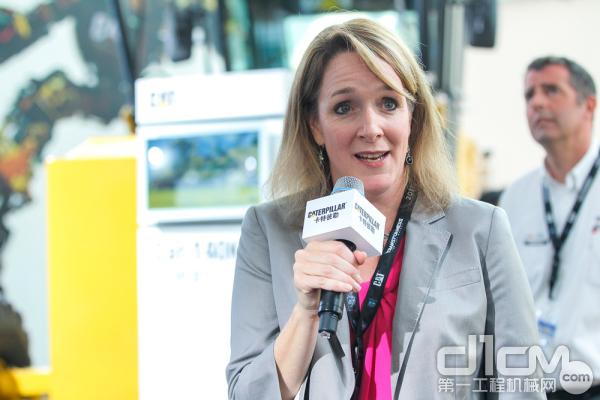 卡特彼勒全球中型装载机产品经理Kristin Girard致辞