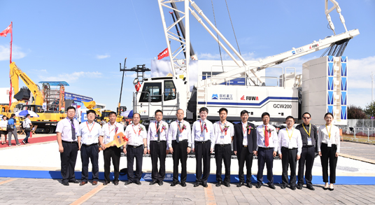 国机重工与中国建设履带吊交车仪式