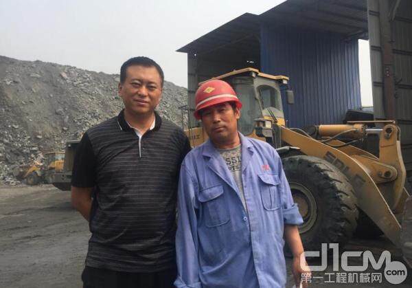 山东临工区域经理尹继明（左）和矿上设备负责人杜印满（右）