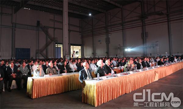 卡特彼勒徐州工厂液压挖掘机产量突破十万台庆典现场