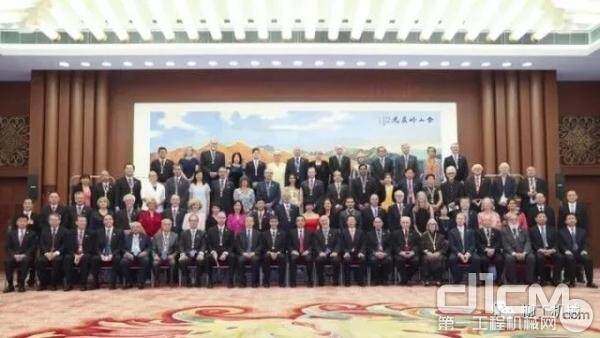 2017年度中国政府友谊奖颁奖仪式在北京人民大会堂隆重举行
