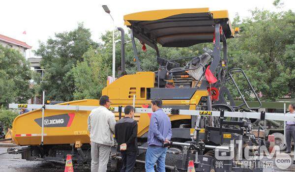 徐工道路售后服务人员与操作手进行交流