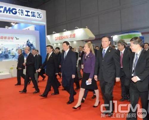 11月7日，在第十九届中国国际工业博览会上，工业和信息化部和上海市等有关领导步入展会现场。