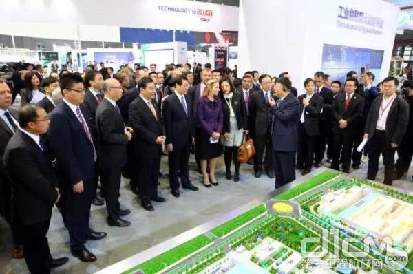 11月7日，在第十九届中国国际工业博览会上，工业和信息化部和上海市等有关领导首先来到徐工展位。