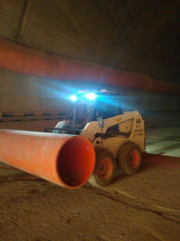 强大的照明系统也让山猫在隧道施工中安全性更高