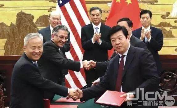 左一为卡特彼勒全球副总裁、卡特彼勒（中国）投资有限公司董事长陈其华先生