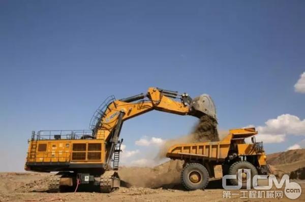 300吨液压挖掘机与110吨矿用自卸车成套施工