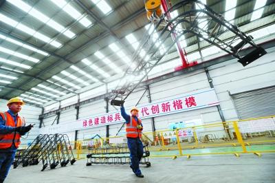北京最大的地铁集约化钢筋加工厂日前建成投产，通过高效规范的闭环管理流程和先进的数控设备，能够满足3到5个地铁项目的钢筋需求。记者 孙戉摄