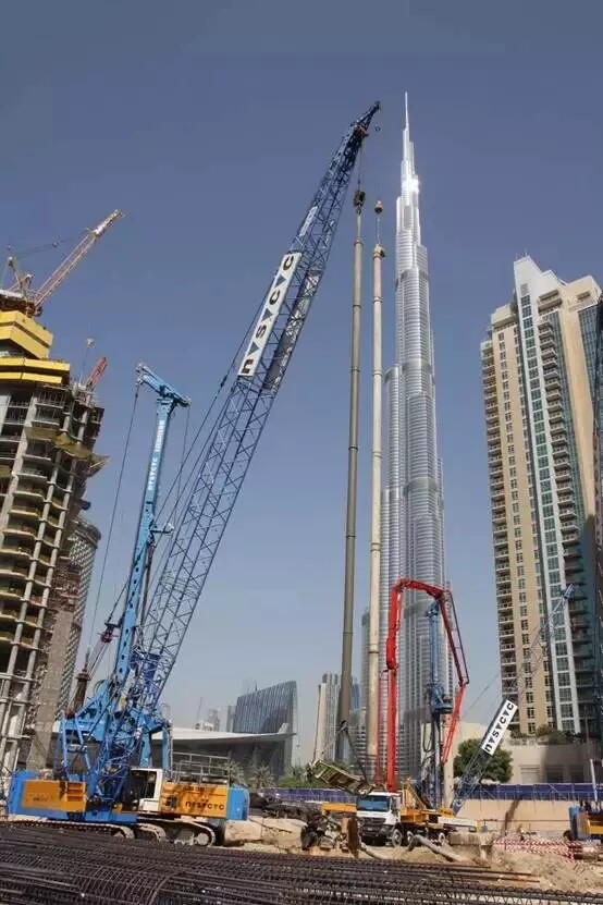 徐工履带起重机在迪拜DUBAI MALL的CBD中心建设项目施工