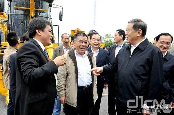 董事长曾光安(中)与自治区副主席张秀隆在交谈中
