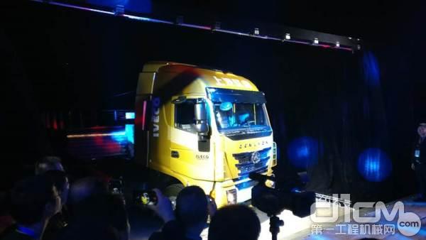上汽依维柯红岩商用车有限公司在博鳌正式宣告国内首款互联网妄图卡车