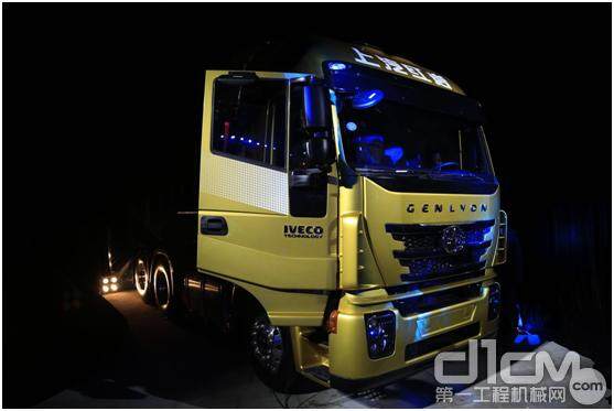 香槟金色的互联网梦想卡车代表车型——红岩杰狮C500 6×4 560马力牵引车