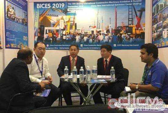 中国工程机械工业协会常务副会长兼秘书长苏子孟接受印度工程机械主要媒体记者采访