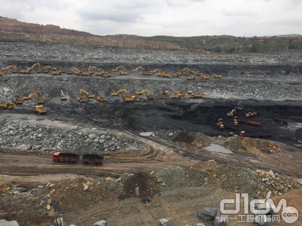 在鄂尔多斯某大型矿山，超过30台临工挖掘机正在施工