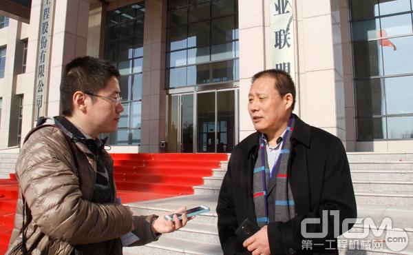 徐工集团起重事业部副总经理张汉徐接受媒体采访