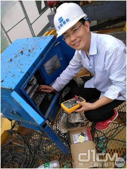 中联重科服务工程师李小明正在检修设备