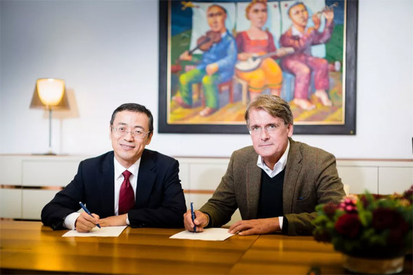 李东辉先生（左）与Christer Gardell先生（右）签署股权收购协议