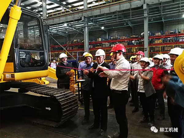 柳工印度工厂首台本地化挖掘机剪彩下线
