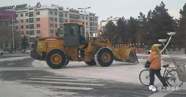 城市建设中，你是最美的守卫者。今日风雪袭城，你回家，这里有我。