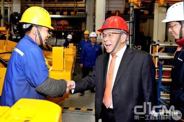 广西柳工集团有限公司董事长曾光安慰问装配厂工程师