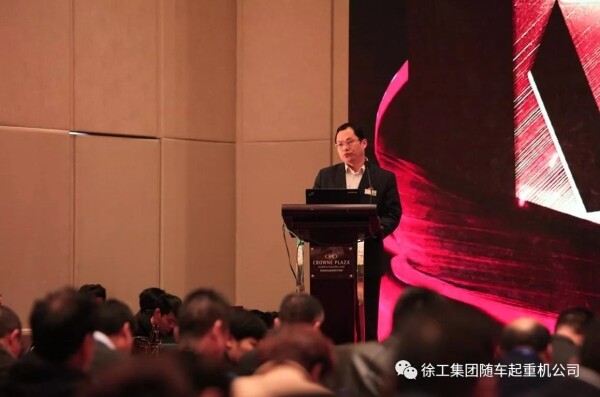 徐工集团财务公司总经理刘丽军先生到会发言，与徐工随车经销商、代理商、服务商朋友们分享相关金融业务。