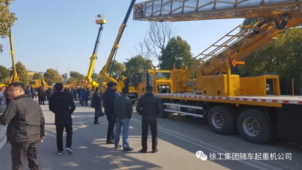 会场外，高空、桥检新产受到大家纷纷点赞