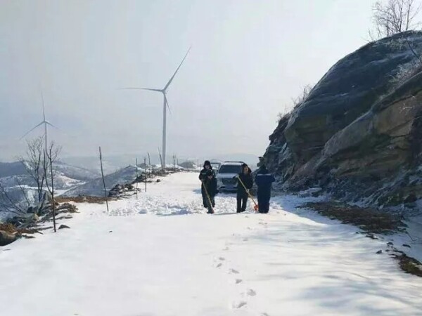 大雪封路，三一重能的小伙子们只能铲雪开路