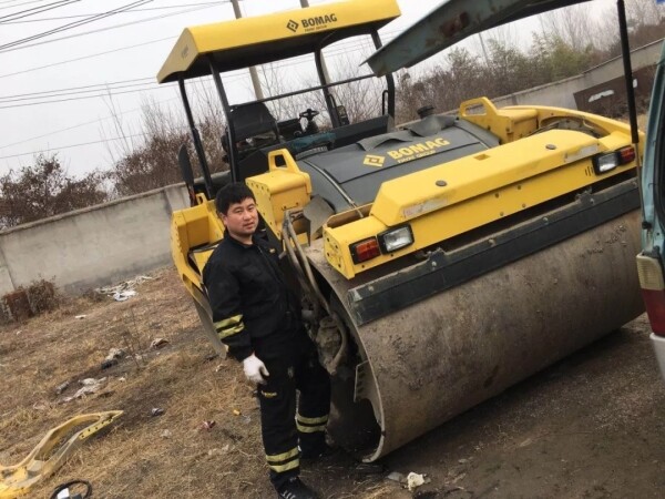 宝马格服务工程师崔海峰在维修现场