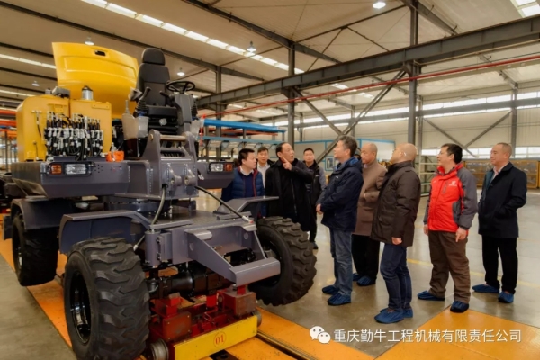 参观重庆勤牛自动化零部件生产车间和环保防尘装配生产线
