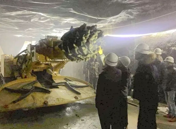 首台EBZ200A型悬臂式隧道掘进机现场交接