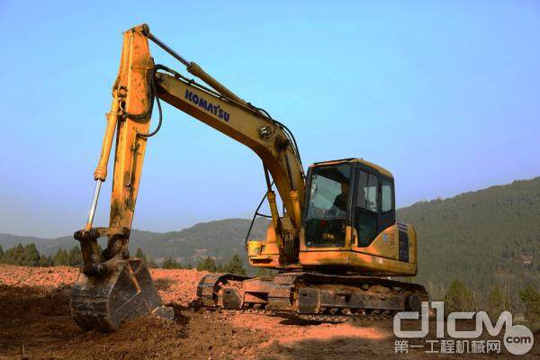 赵从志的小松挖掘机主要在乡村道路、农田水利、土地整改进行挖掘施工