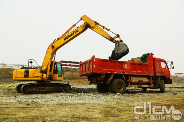 2009年年底，钟老板购买1台20吨级小松-8型挖掘机