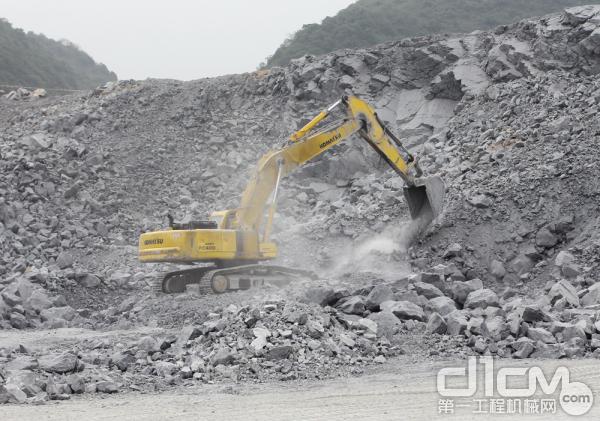 小松PC400-7挖掘机从事矿石开采破碎作业