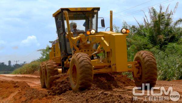 山工机械压路机和平地机在非洲加纳工地上