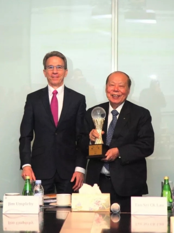 安博骏先生向利星行集团董事局主席丹斯里刘楚群先生颁发奖杯