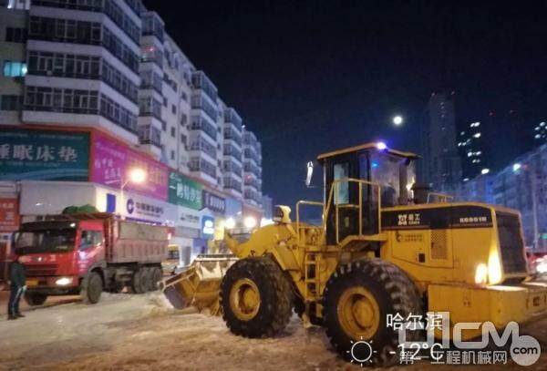 厦工装载机助力哈尔滨抗击暴风雪