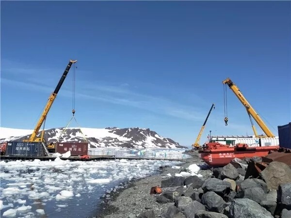 徐工起重机在南极施工