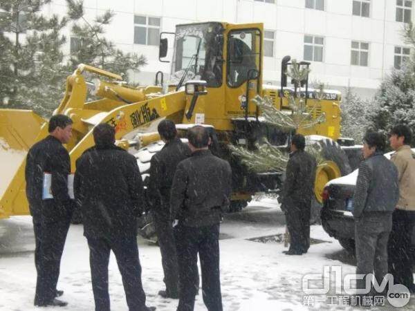 山工机械西北代理商冒雪组织绕机讲解