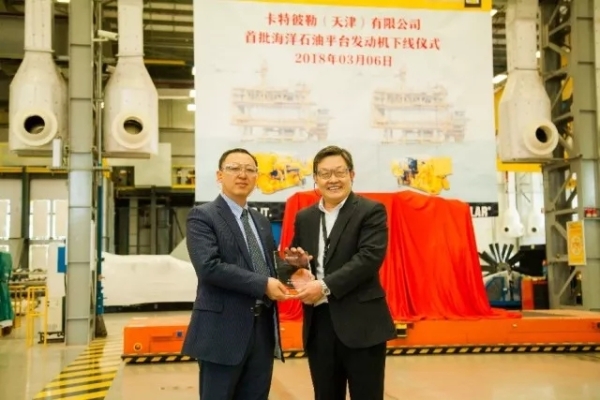 卡特彼勒（天津）有限公司总经理张建林向华北利星行机械动力系统部总经理刘晓斌颁发奖杯