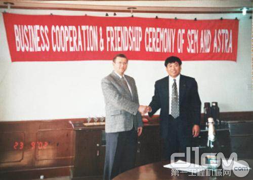  上图左1，时任公司总经理杨英根，与海外代理商签署合作协议