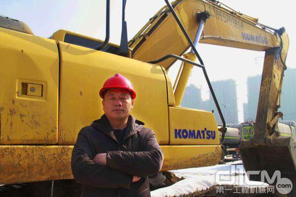 2004年，江涛购买第1台小松挖掘机