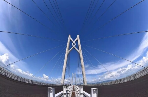 港珠澳大桥上的“中国结”造型桥塔