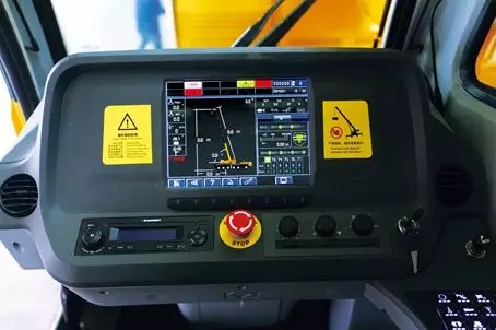 配备大镜面显示屏，行驶信息通过虚拟仪表界面显示。