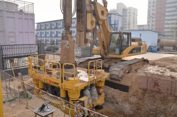 北京中车重工全套管全回转钻机施工